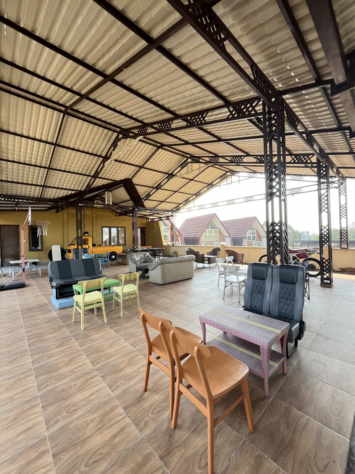 Area venue beratap di VOGS dengan tempat duduk dan ruang untuk berkumpul